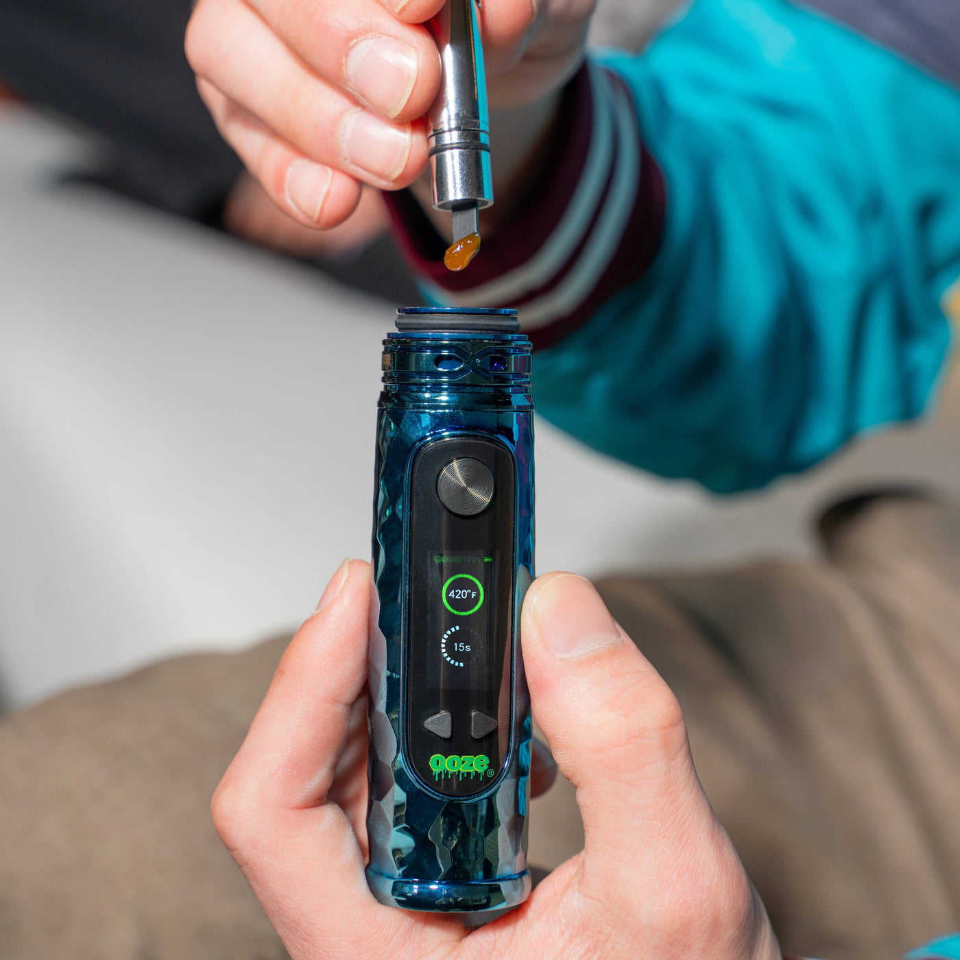 Loading a dab into blue Titan Extract Mod with a hot knife